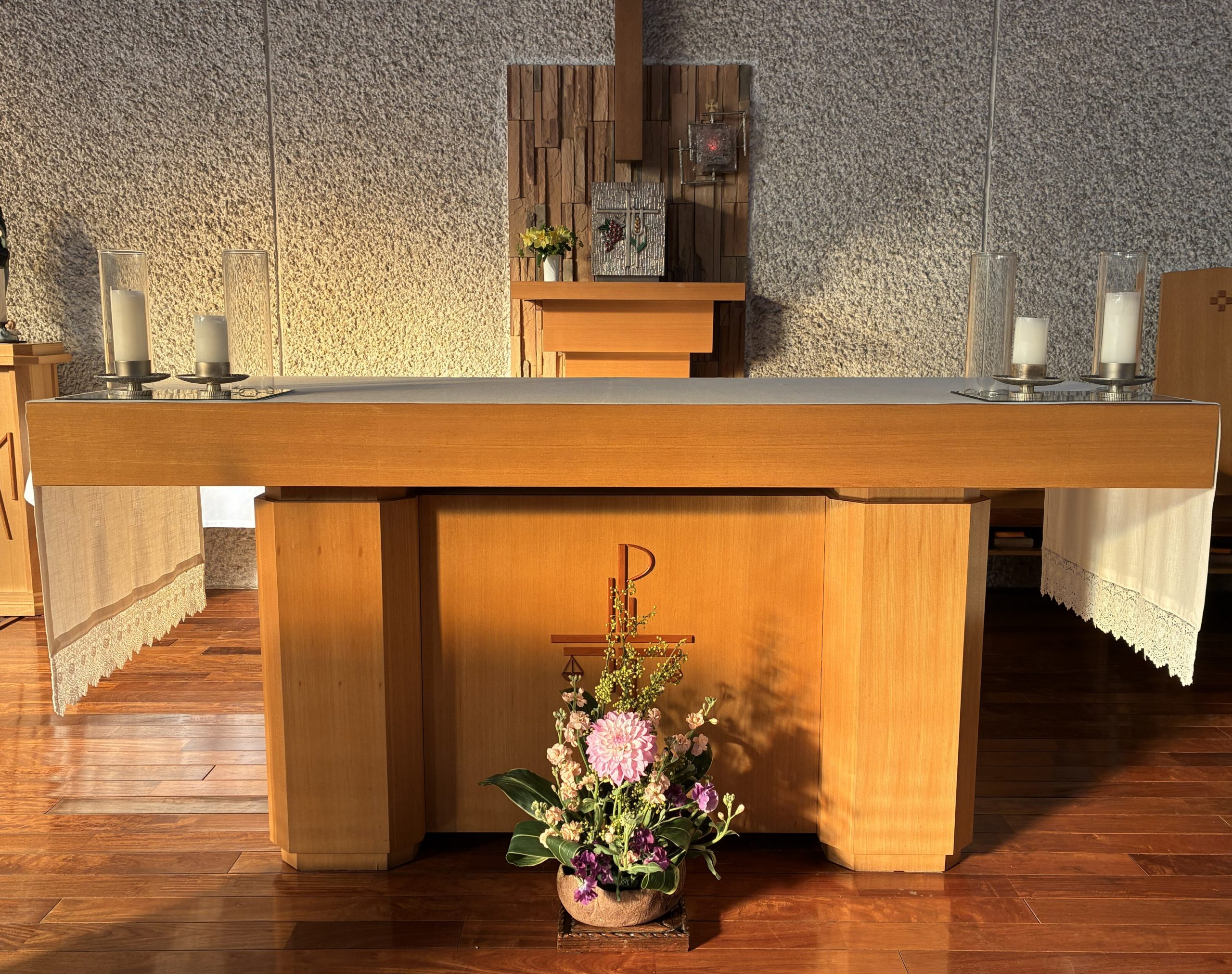 祭壇の花 flowers under altar (2026-02) - カトリック松戸教会